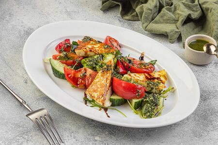 Овощной салат с жареным халлуми