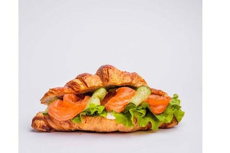 Круассан с лососем