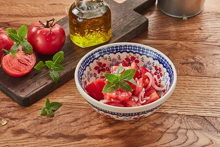 Салат из помидоров с красным луком