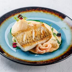 Филе палтуса с кремом из цветной капусты и креветочным соусом