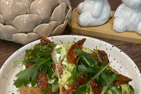 Брускетта с авокадо и вялеными томатами