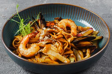 Удон с морскими гадами