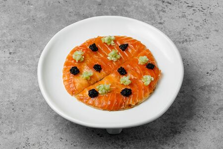 Тостада с лососем, сливочным кремом и тартаром из огурцов