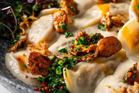 Вареники с картофелем, лисичками и луковым кремом