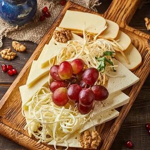 Ассорти домашних грузинских сыров