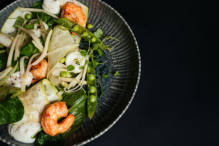 Салат из зелёных овощей с креветками и лаймово-кокосовым соусом