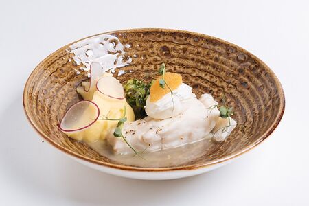 Белоснежное филе трески с пюре, яйцом пашот и соусом из зеленого базилика