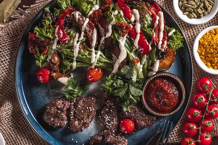 Теплый салат с говяжьей вырезкой