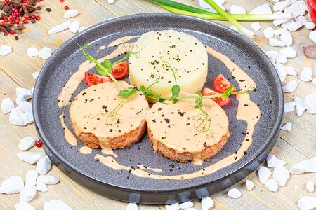 Крабовые котлеты с картофельным пюре