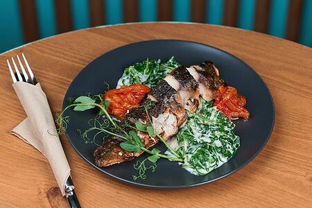 Макрель Черноморская с перцем Прованс на шпинатной подушке