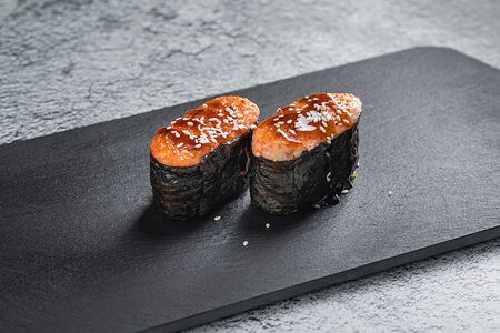 Запеченные суши с крабом 