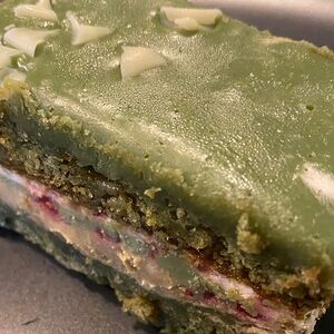 Пирожное фисташковое с малиной