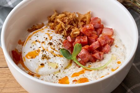 Трюфельная овсянка с чоризо и яйцом пашот