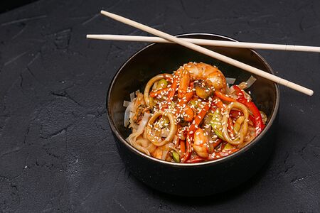 Рисовая лапша с морепродуктами