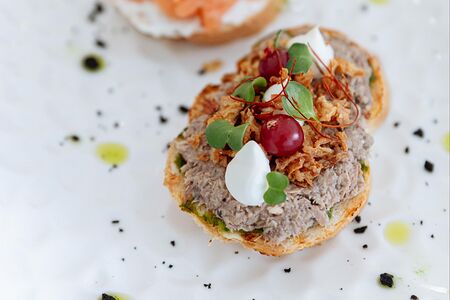 Брускетты с пате из тунца