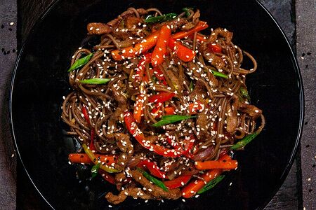 Соба с говядиной и овощами в устричном соусе