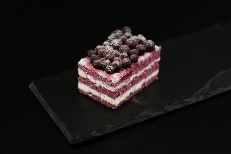 Пирожное Лавандовое с черной смородиной