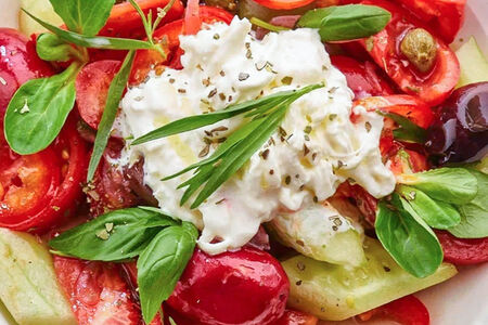 Салат со свежими овощами и оливками