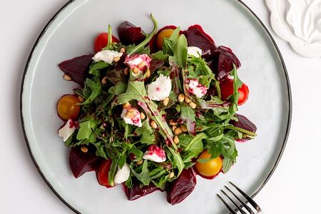 Руккола с козьим сыром и свеклой