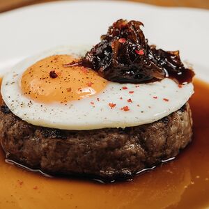 Бифштекс с яйцом