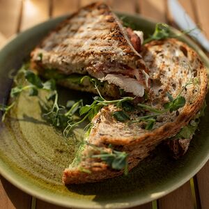 Сэндвич с курицей и беконом