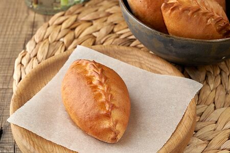 Пирожок с зеленым луком и яйцом