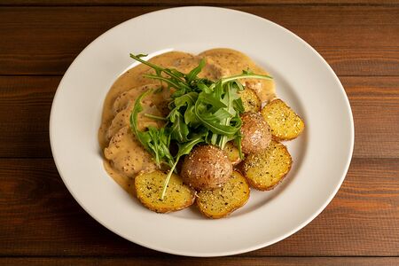 Медальоны из cвинoй вырезки в горчичном соусе с картофелем по деревенски