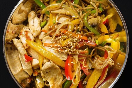 Якисоба с курицей, говядиной, морепродуктами