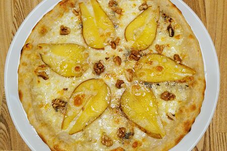 Пицца с сыром Горгонзола, спелой грушей и душистым медом