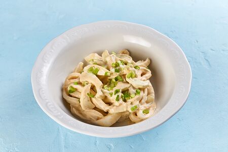 Салат с кальмарами