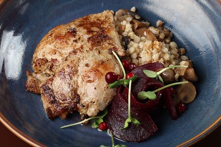 Цыпленок с полбой и густым соусом