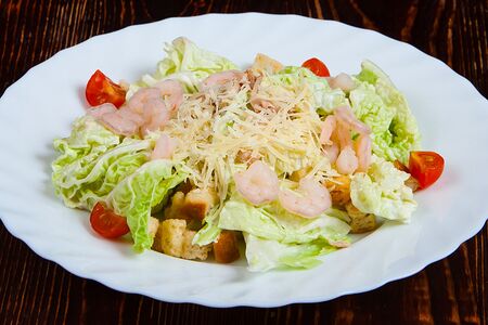 Салат Цезарь с креветками