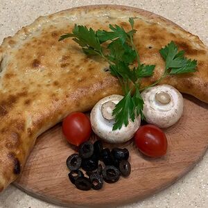 Кальцоне с грибами и ветчиной