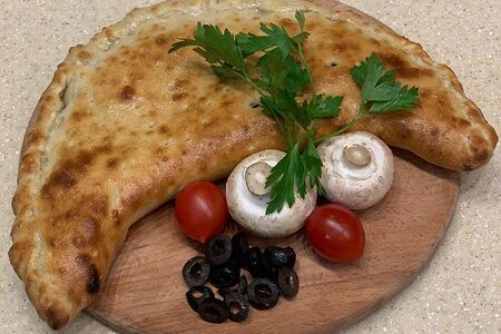 Кальцоне с грибами и ветчиной