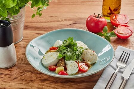 Салат с печеными овощами и моцареллой