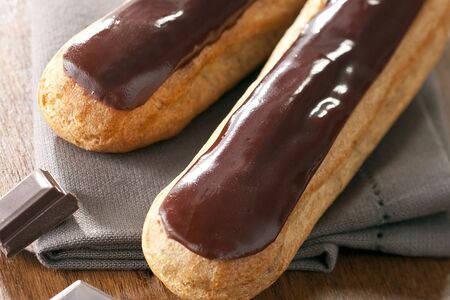 Эклер с заварным кремом