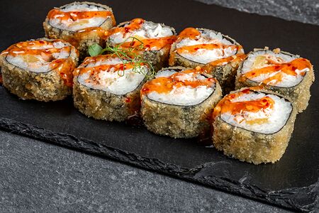 Тёплый ролл с лососем гриль и ананасом