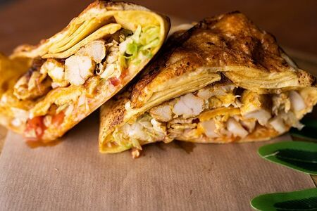 Бургер с курицей в тортилье