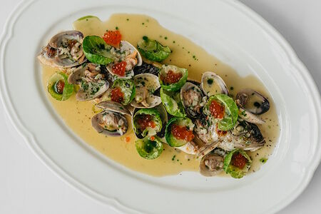 Филе сибаса с вонголе и брюссельской капустой