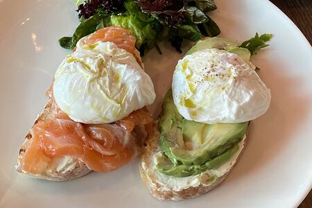 Яйца пашот с лососем и авокадо