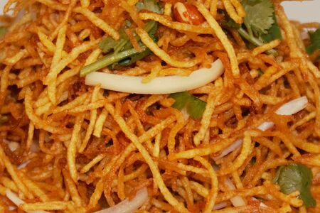 Салат из хрустящей картофельной соломки с арахисом