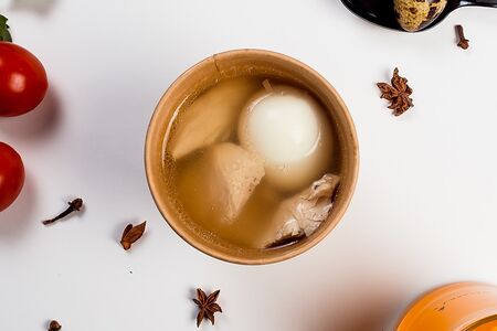 Бульон с лапшой и яйцом