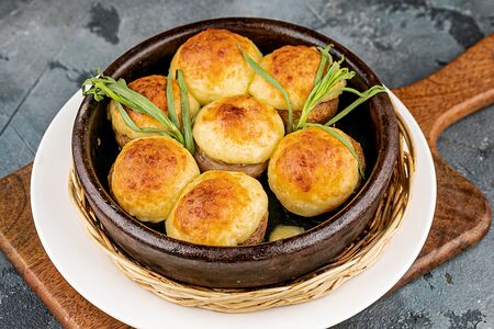 Шапочки шампиньонов, запечённые с сыром