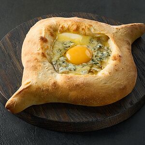 Хачапури по-аджарски с грушей и сыром горгонзола