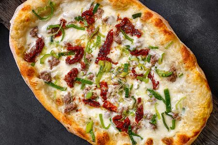 Пиццета с говядиной и вялеными томатами