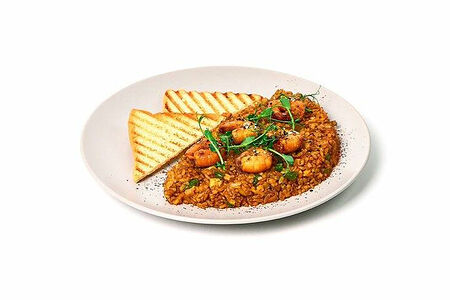 Обжаренный рис с яйцом, креветками и устричный соус