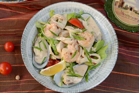 Салат из морепродуктов со сливочным соусом
