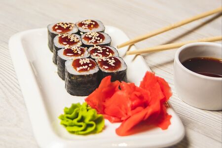 Ролл с креветкой