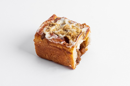 Булочка с яблоком, изюмом и корицей