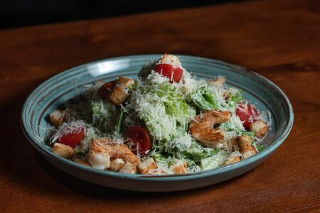 Салат Цезарь с креветками